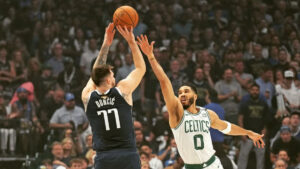 Luka Doncic e Jayson Tatum (foto: Divulgao / NBA )