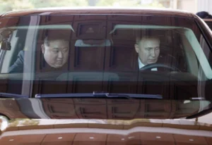 Putin dá mais uma limusine russa de presente a Kim; veja fotos e quanto custa