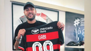 Neymar segurando camisa do Flamengo (foto: Reproduo)