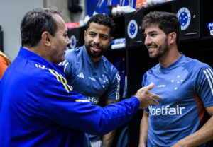 Antes do jogo contra o Fluminense, Pedro Loureno conversa com jogadores do Cruzeiro no vestirio do Mineiro (foto: Gustavo Aleixo/Cruzeiro)