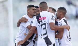 Ponte Preta e Novorizontino em jogo pela Srie B (foto: Reproduo)