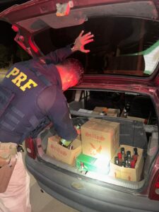 Motorista inabilitado é flagrado transportando 81 garrafas de bebidas falsificadas na BR-116 | Vales de Minas Gerais