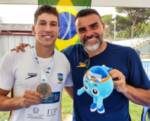 Eduardo Moraes comemora medalha (foto: Reproduo/Minas Tnis Clube)