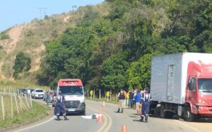 Motociclista morre após bater na lateral de um caminhão na BR-474