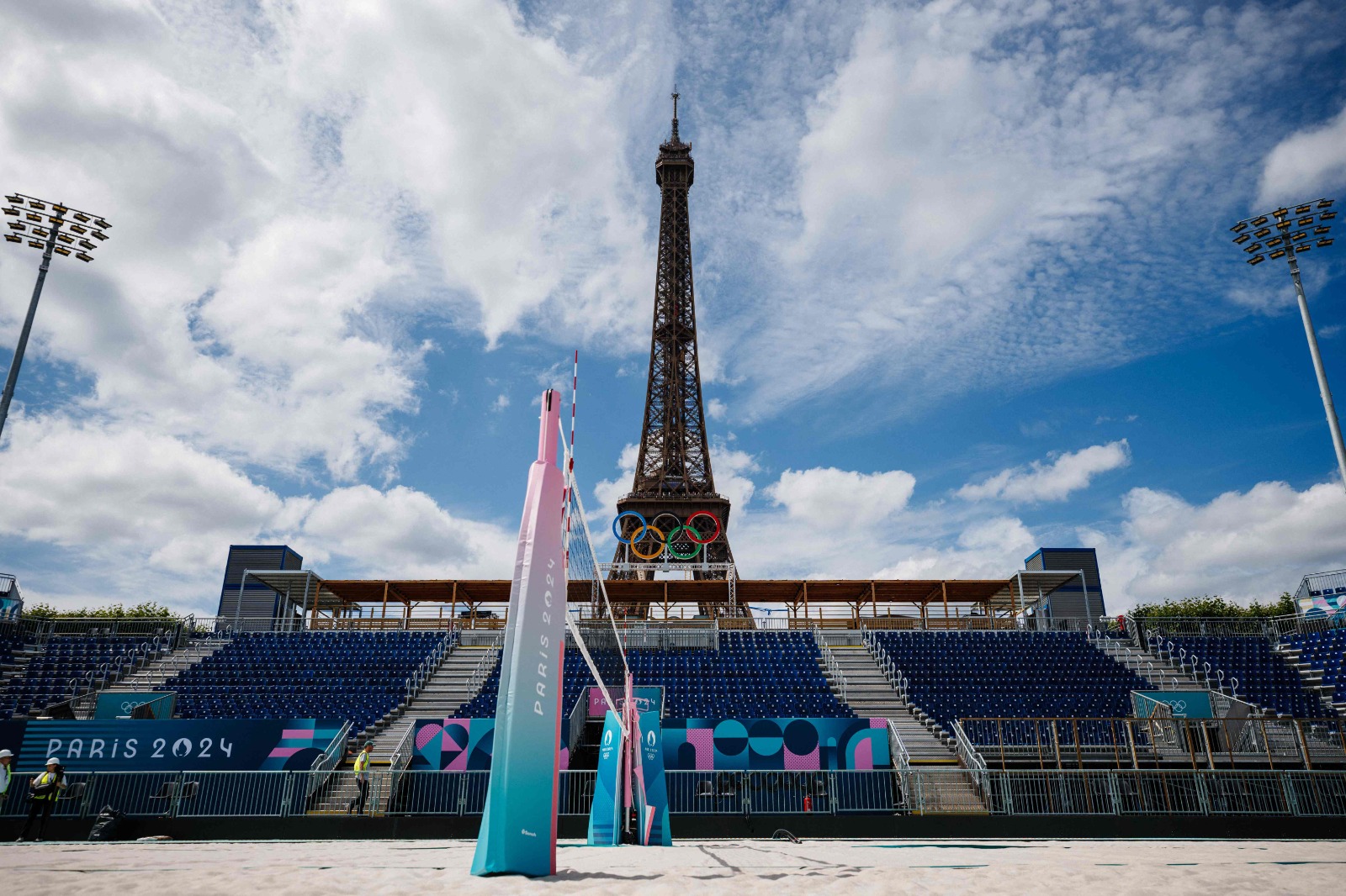 Vista da Eiffel Tower Stadium, arena do vlei de praia em Paris 2024