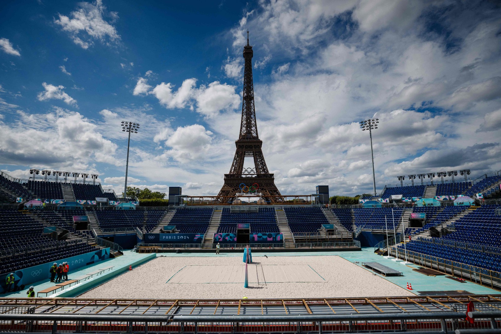 Vista da Eiffel Tower Stadium, arena do vlei de praia em Paris 2024