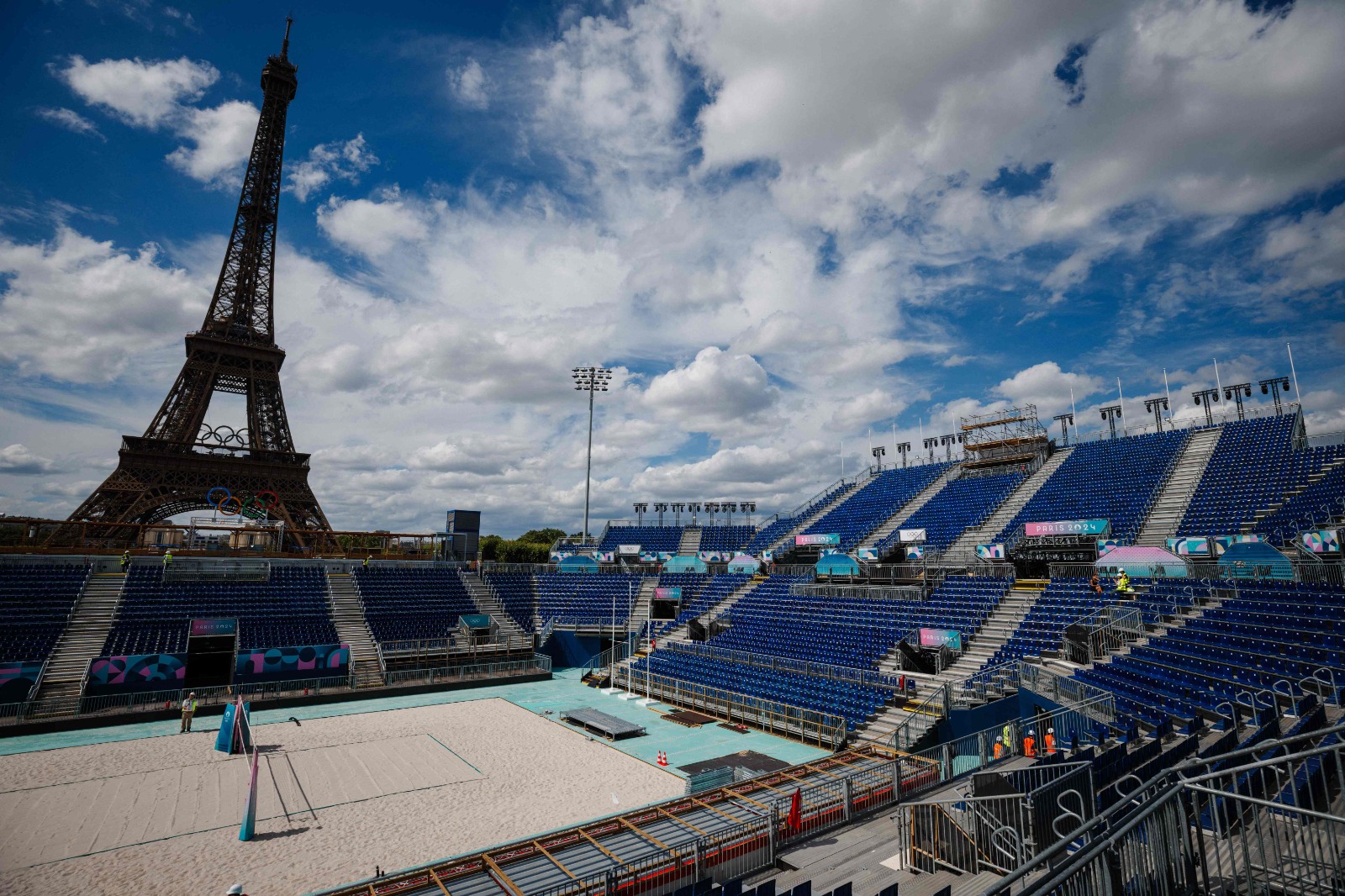 Vista da Eiffel Tower Stadium, arena do vlei de praia em Paris 2024