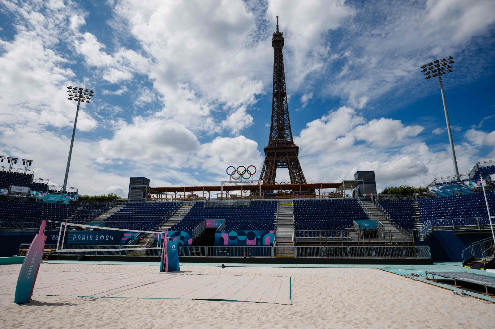 Vista da Eiffel Tower Stadium, arena do vlei de praia em Paris 2024