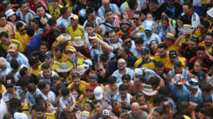 Torcedores de Argentina e Colmbia tentaram invadir o palco da deciso da Copa Amrica (foto: Megan Briggs/Getty Images North America/AFP)