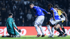 Jogadores de Cruzeiro e Cricima nO brasileiro (foto: Gustavo Aleixo/Cruzeiro)