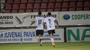 Jogadores do Serra comemorando gol sobre Democrata-SL, pela Srie D do Campeonato Brasileiro (foto: Kamilla Barcellos/Serra FC)