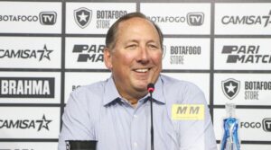 John Textor em coletiva (foto: Arthur Barreto/Botafogo)