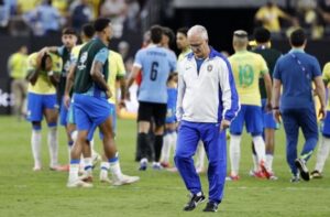 Dorival diz que expulsão de jogador do Uruguai ‘complicou’ o Brasil