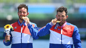 Fernando Dayn Jorge Enrquez (direita) comemora medalha de ouro em Toquio 2020 (foto: PHILIP FONG/AFP)