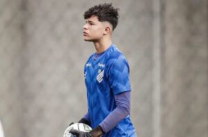 Filho do ex-goleiro Bruno é dispensado do Athletico-PR; saiba motivo