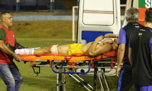 Goleiro sendo retirado de maca (foto:  Vincius Canuto)