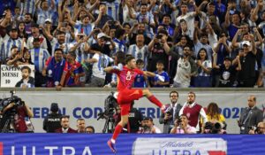 Dibu Martnez comemorando (foto: Charly Triballeau / AFP)