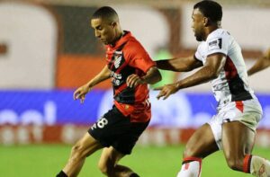 Jogadores de Vitria e Athletico-PR, pelo Brasileiro (foto: Divulgao/CAP)