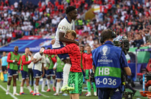 Jogadores de Inglaterra e Sua em disputa de bola nas quartas de final da Euro 2024 (foto: Adrian Dennis/AFP via Getty Images)