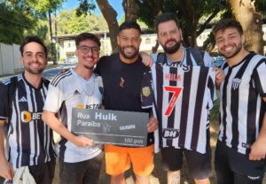 ‘Nome’ de rua em BH, Hulk recebe placa das mãos de torcedores do Atlético