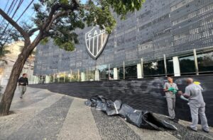 Sede do Atlético é pichada após time ser goleado pelo Botafogo: ‘4 Rato$?’