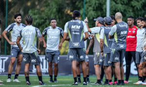 Titular do Atlético se recupera de lesão e vira reforço contra o Flamengo