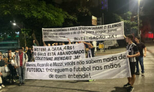 Torcedores do Atlético fazem protesto e cobram por mais transparência na SAF