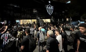 Torcedores marcam protesto contra direção do Atlético