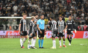 Jogadores do Atltico cercam rbitro aps expulso de Hulk contra o Palmeiras (foto: Ramon Lisboa/EM/DA.Press)