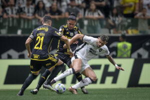 Jogadores de Atltico e Botafogo disputam bola (foto: Pedro Souza/Atltico)