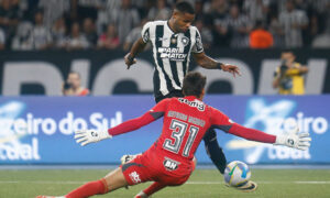 Junior Santos em disputa de bola com Matheus Mendes em Botafogo x Atltico (foto: Vitor Silva/Botafogo)