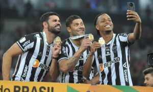 Diego Costa, Hulk e Keno celebram ttulo da Copa do Brasil de 2021 (foto: Ramon Lisboa/EM/D.A Press)