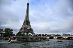 Embarcaes no Rio Sena (foto: Julien de Rosa/AFP)