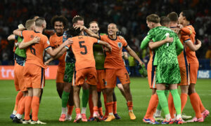 Holanda foi a ltima classificada para a semi da Euro (foto: Angelos Tzortzinis / AFP)