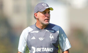 Tcnico Gabriel Milito em treino do Atltico na Cidade do Galo (foto: Pedro Souza/Atltico)