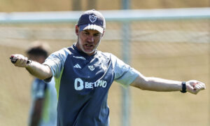 Milito em treino do Atltico na Cidade do Galo (foto: Pedro Souza / Atltico)