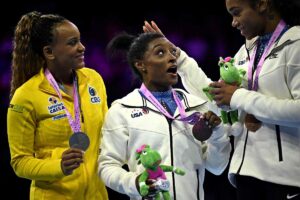 Rebeca Andrade (esquerda) e Simone Biles (direita) no pdio do Mundial de Ginstica (foto: LIONEL BONAVENTURE/AFP)