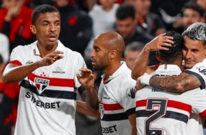 Jogadores do So Paulo comemoram gol contra o Athletico-PR (foto: Divulgao/So Paulo)