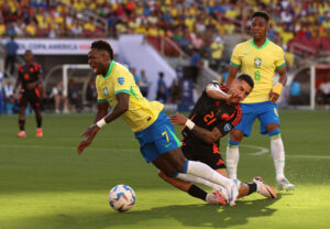 Conmebol admitiu pnalti de Muoz, da Colmbia, em Vini Jr, do Brasil (foto:  EZRA SHAW/AFP)