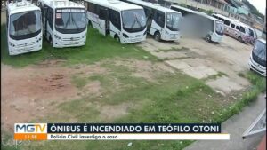 VÍDEO: ônibus pega fogo dentro de pátio ao lado de escola em Teófilo Otoni | Vales de Minas Gerais