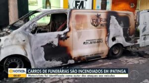 Carros funerários são incendiados por dupla de moto em Ipatinga