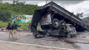 Pedra de granito é removida da BR-116 após acidente que deixou 41 mortos