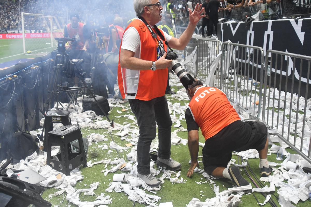 Fotógrafo foi atingido por bomba na Arena MRV - (foto: Alexandre Guzanshe/EM/D.A Press)