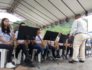 Show instrumental na Praça dos Quiosques em Córrego Novo