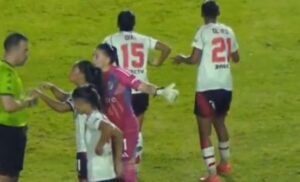 Momento em que confuso generalizada resultou em episdio de racismo (foto: SporTV/Reproduo)