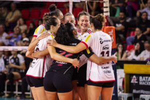 Jogadores do Flamengo comemorando vitria na Superliga Feminina de Vlei (foto: Vitria Antunes / Flamengo)