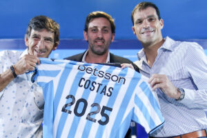 Diretoria do Racing ao lado do tcnico Gustavo Costas (foto: Divulgao / Racing)