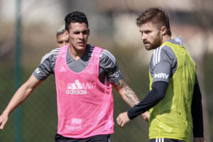 Pavn ao lado de Eduardo Sasha em treino do Atltico (foto: Bruno Sousa / Atltico - 7/7/2022)