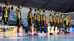 Time do Praia Clube perfilado para jogo da Superliga Masculina de Vlei (foto: Bruno Cunha)