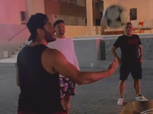 Hulk, do Atlético, recebe visita de astro do piseiro e é desafiado para uma partida de teqball